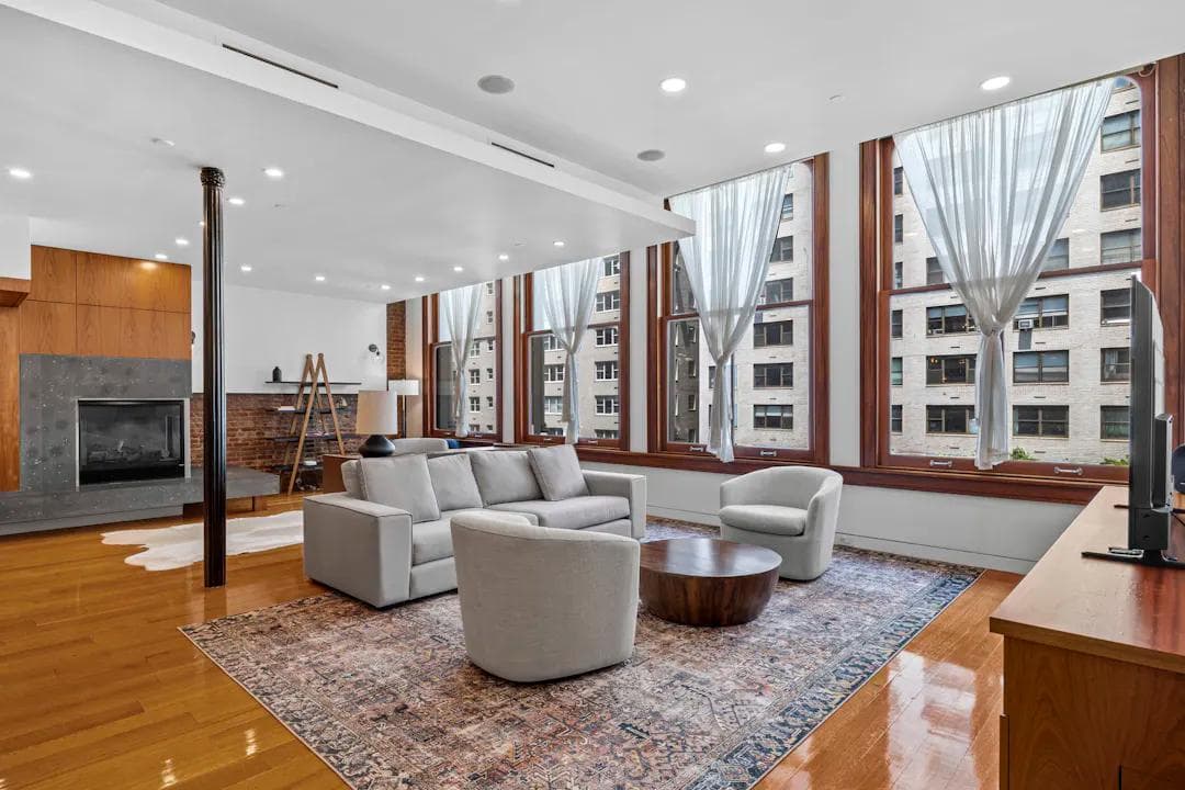 Monthly rent Expansive Mega-Loft